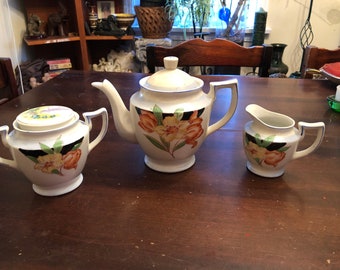 Vintage Japanisches Teeservice: Teekanne mit Zuckerdose und Milchkännchen.
