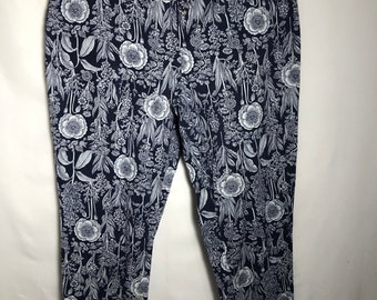 Womens Tommy Hilfiger Navy Blue And White Capri Pants. Size Medium. Like New.