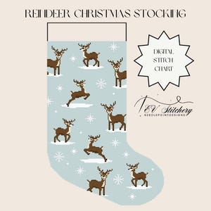 Peut inclure: Une chaussette de Noël bleu clair avec un motif de rennes bruns et de flocons de neige blancs. Le texte "REINDEER CHRISTMAS STOCKING" est en haut. Les mots "DIGITAL STITCH CHART" sont dans une forme d'éclat.