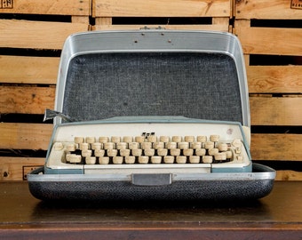 Smith Corona Galaxie - Spanish Typewriter with hardcase - ñ - Vintage 1950s