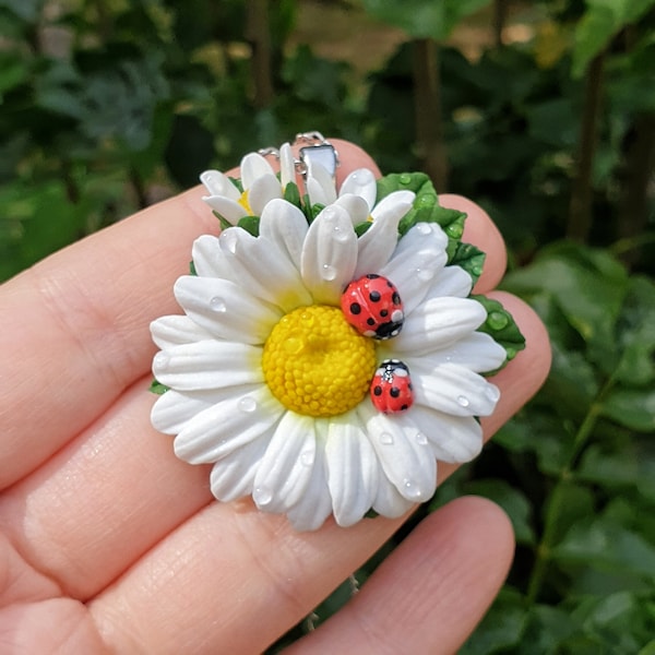 Collier fleur marguerite en pâte polymère. Marguerite blanche avec coccinelles. Idée cadeau pour femme