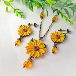 Sunflower jewelry set, gift idea for women. Dangle earrings and necklace with yellow flowers. Boho chic accessories for her.