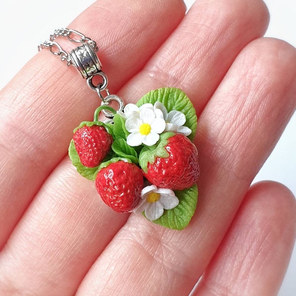 Collier fraise, bijoux cottage. Pâte polymère baies, cadeau pour elle.