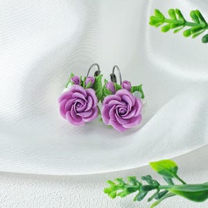 紫のバラのイヤリング、彼女へのギフトアイデア。花のジュエリー、女性用アクセサリー。紫と白の花のイヤリング、女性への誕生日プレゼント。