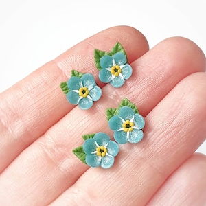 Oorbellen met vergeet-mij-nietjes. Cadeau-idee voor meisje of vrouw. Blauwe bloempolymeerklei, kleine studbloem.
