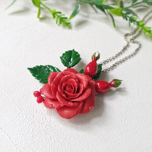 Collar de rosa roja con bayas de rosa mosqueta, joyería de arcilla polimérica. Idea de regalo para mujer, collar de flores para ella. Regalo para el Día de la Madre.