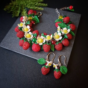 Pulseira e brincos de argila polimérica de morango: conjunto de joias de verão