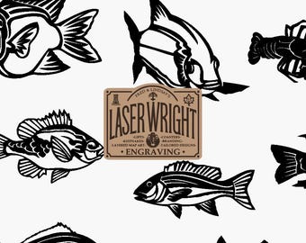 Puede incluir: Diseños cortados con láser en blanco y negro de varios peces y una langosta. Un letrero marrón en el centro dice "LASER WRIGHT" con texto adicional. Los diseños son probablemente para la decoración del hogar o la artesanía.