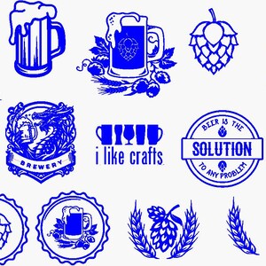 Puede incluir: Ilustraciones en azul de elementos relacionados con la cerveza. Incluye jarras de cerveza, l&uacute;pulo, un barril y texto que dice "Essential Elements", "Brewery", "i like crafts" y "Beer is the solution to any problem".