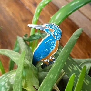 Lovely Common Kingfisher enamel pin, approx 1.5 inches long