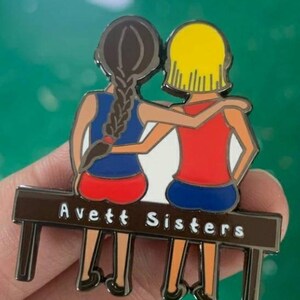 Spilla smaltata Avett Sister