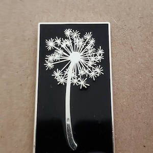 Spilla smaltata a forma di dente di leone