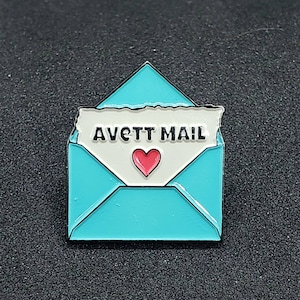 Spilla smaltata Avett Mail