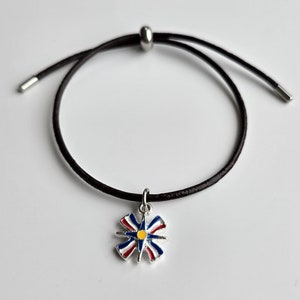 Pulsera de cordón de cuero con dije de bandera asiria / Ajustable / Plateada