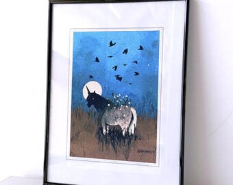 Puede incluir: Una pintura de acuarela enmarcada de un unicornio blanco y negro de pie en un campo de hierba bajo una luna llena con una bandada de pájaros volando por encima. La pintura está firmada "@RHYNESV".