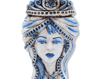 Norman head in Caltagirone ceramic, with crown on an antique blue background, h approx. 20 cm (1pc) Mod RP