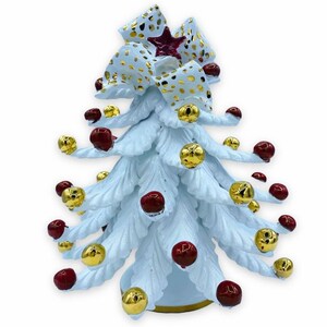 Kerstboom uit de ÈLITE-serie, Caltagirone-keramiek, ca. 25 cm hoog, wit met strik en ballen in puur goud en robijnrood.