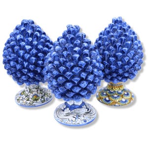 Pomme de pin en céramique sicilienne de Caltagirone, couleur Bleu Antique avec coups de pinceau avec tige décorée, décoration de