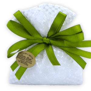 Witte geborduurde organza tas met dubbele satijnen linten, 5 confetti erin - Afmetingen: L 14 x H 13 cm