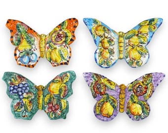 Farfalla Multicolore e Multi decoro in pregiata ceramica Siciliana, L 20 x h 13 cm ca (1Unità) decoro e colore casuale (1Unità)