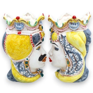 Pair of Moorish heads in Caltagirone ceramic - h 24 / 25 cm approx. with crown, turban and swirls, yellow and grey