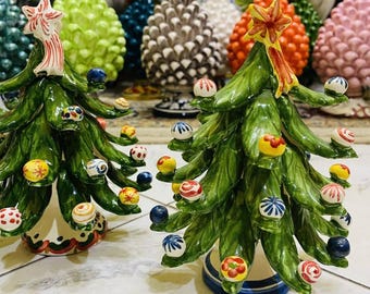装飾ボール付きクリスマスツリー、高さ約15/17 cm。カルタジローネ陶器