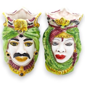 Pair of Moorish heads in Caltagirone ceramic - h 13 / 14 cm approx. with crown, turban and 17th century green decoration