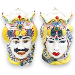 Pair of Moorish heads in Caltagirone ceramic - h 24 / 25 cm approx. with crown, turban and swirls, yellow and grey
