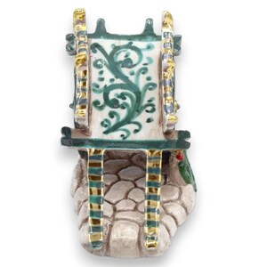 カルタジローネ セラミック製シチリア カート - 長さ 12 x 高さ 9 cm、グリーンの背景とディテールは 24K 純金エナメルで仕上げられています。