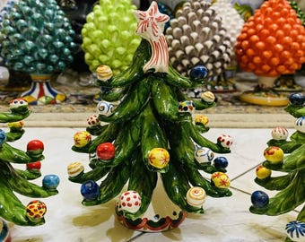 【美品】  クリスマスツリー　陶器　2023年 装飾ボール付きクリスマスツリー、高さ約15/17 cm。カルタジローネ陶器