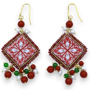 Boucles d&#39;oreilles en carreaux de pierre de lave, h environ 7 cm. Majolique sicilienne bordeaux, perles et pierres naturelles