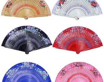 Puede incluir: Colección de seis abanicos de mano en varios colores, incluyendo beige, blanco, negro, rojo, azul y rosa. Cada abanico presenta un diseño floral en un color contrastante. Los abanicos son de madera y tienen forma semicircular.