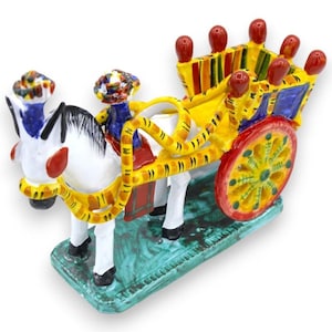 Sizilianischer Wagen mit Pferd, auf rechteckigem Sockel, aus feiner sizilianischer Keramik, verschiedene Größen und verschiedene Farben (1 Stück)