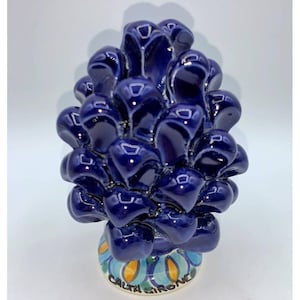 Sizilianischer Tannenzapfen mit verziertem Sockel, Caltagirone-Keramik, H 11/12 cm, verschiedene Farben (1 Stück)