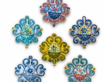 Sicilian ceramic stoup, baroque shape with random decoration and colour, h 7 cm x W 7 cm approx (1pc) Mod PC