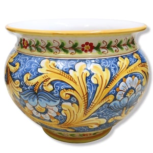 Könnte beinhalten: Ein runder Keramikübertopf mit handbemaltem Design aus gelben Akanthusblättern und blauen Blumenmustern auf wirbelndem blauem Grund. Der Rand ist mit einem grünen Ranken- und roten Blumenmotiv auf einem cremefarbenen Band verziert.