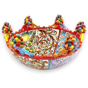 Caltagirone keramiek middelpunt ÈLITE serie, Ø ca. 35 cm, Siciliaanse kar en veelkleurige dennenappels decoratie