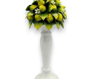 Candelabro de cerámica fina, de aproximadamente 38 x 16 cm. Decorado con racimos de limoneros, flores de naranjo y hojas.