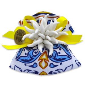 シチリアのマジョリカ焼きプリントと陶器のアネモネ（直径6cm）をあしらったコットンバッグ。内側には5枚の紙吹雪入り。サイズ：長さ11×高さ12cm。