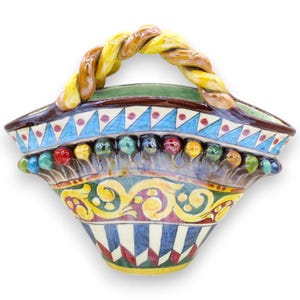 Sizilianischer Korb aus Caltagirone-Keramik, H. ca. 22 x 26 cm. Perlmutt-Emaille, sizilianisches Wagenraddekor MD2