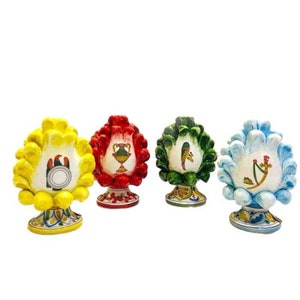 Caltagirone-Kiefernzapfen mit verziertem Sockel - Sammlung sizilianischer Äxte, Höhe 12/13 cm