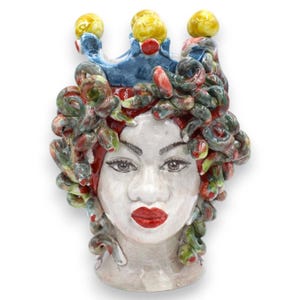 Kopf der Medusa, mythologische Figur aus Caltagirone-Keramik, ca. 20 cm hoch. Grüne und burgunderfarbene Schlangen, blaue und gelbe Krone.