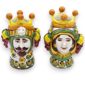Pair of Moor&#39;s heads in Caltagirone ceramic - h 13 cm approx. with crown, turban and fruit
