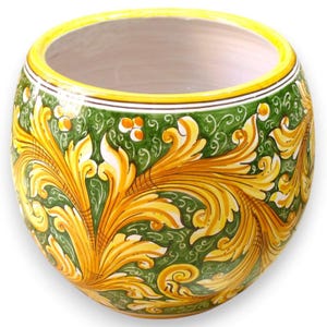 Peut inclure: Un pot de fleurs en céramique arrondi présentant un fond vert vif orné de motifs complexes de feuilles d'acanthe jaunes et blanches. Le bord est peint en jaune vif uni, tandis que l'intérieur du pot présente une finition blanche unie.