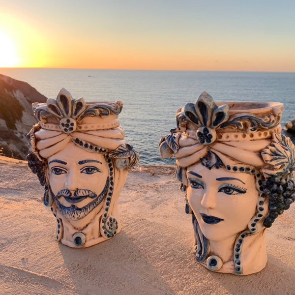 Cabeça de Mouro Siciliano em Cerâmica Caltagirone inteiramente modelada à mão H.26 L.20 Com efeito de fruta bicolor azul e branco