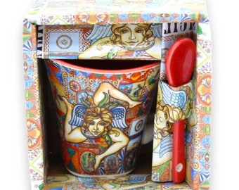 Tasse en céramique avec cuillère - h 7 x l 9 cm env. - Impression Trinacria et majolique sicilienne, boîte incluse