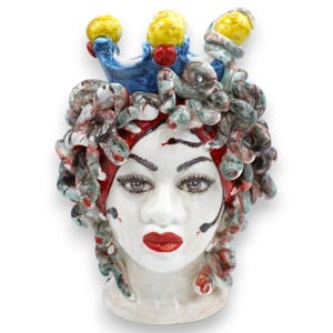 Kopf der Medusa, mythologische Figur aus Caltagirone-Keramik, ca. 20 cm hoch, graue und rote Schlangen, roter Turban