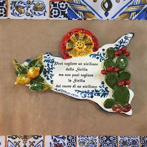 Sicilië in keramiek, geheel met de hand vervaardigd en versierd om op te hangen, citroen, vijgcactus en Siciliaans karrenwiel. Sicilië