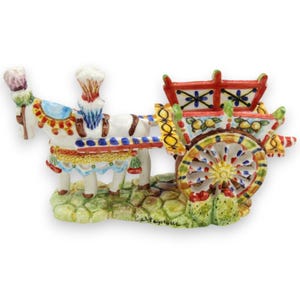 Sizilianischer Wagen mit Pferd, Keramik aus Caltagirone – H. ca. 10 x 18 cm. Sizilianische Karren- und Trinacria-Dekoration