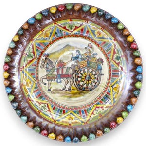 Zierteller Tannenzapfen aus Caltagirone-Keramik - Ø ca. 35 cm. Sizilianisches Karrendekor und Perlmuttemaille